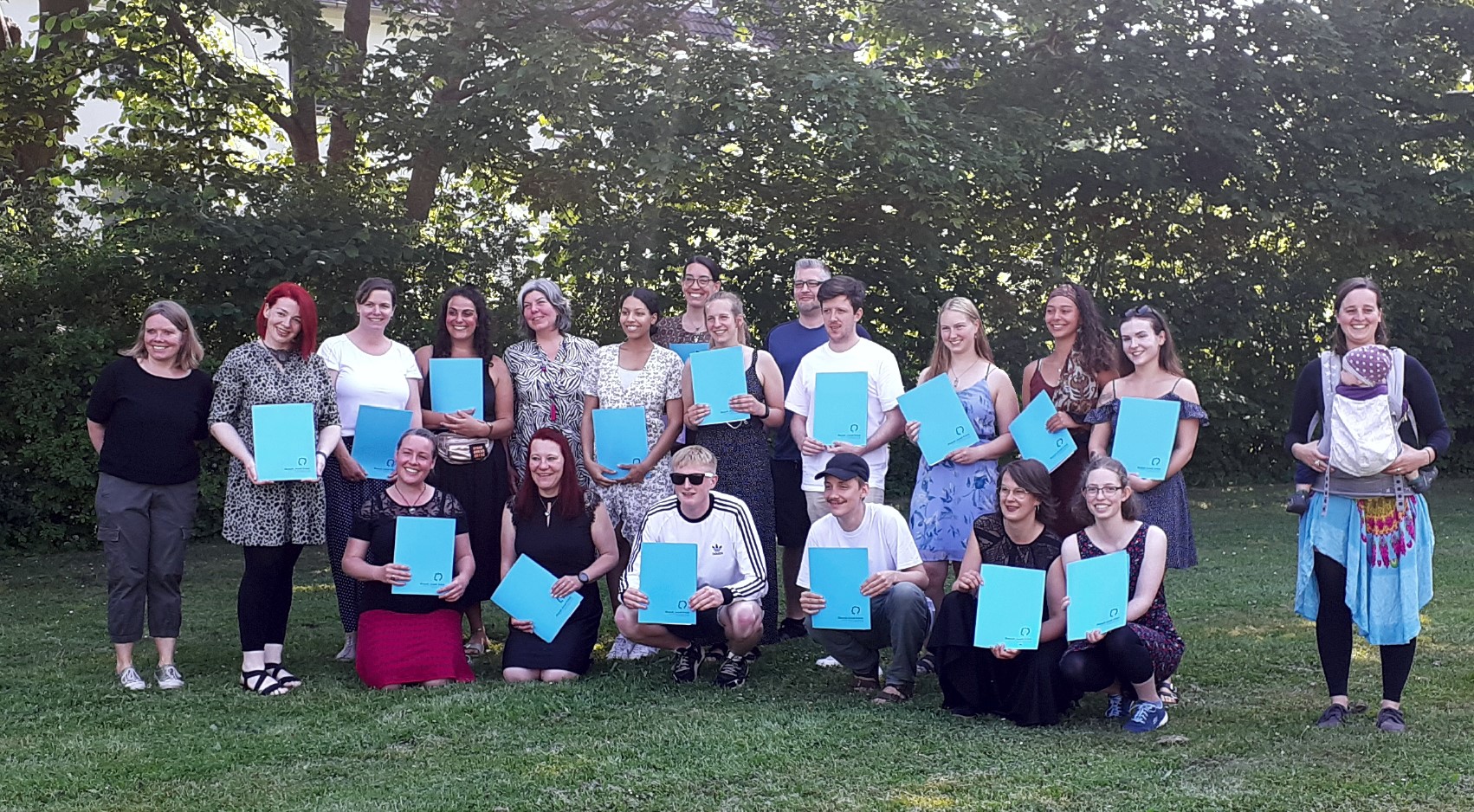 Vordere Reihe v. l. Meike Thoms, Maike Friedrichsen, Jonathan Siebenschuh, Johannes Friebe, Aylin Nimtz , Janika Holtz; mittlere Reihe v. l. Anke Schmiedel (Klassenlehrerin) Katrin Hass, Carina Andries, Mayda Urul, Silvia Feuersenger, Elisabeth Coulibaly, Anna-Lena Hansen, Steffen Horstmann, Marie Funke, Adina Jensen, Ricarda Weber, Annika Seehausen (Lehrerin); hintere Reihe v. l. Mareike Pophal, Pieter Thoms